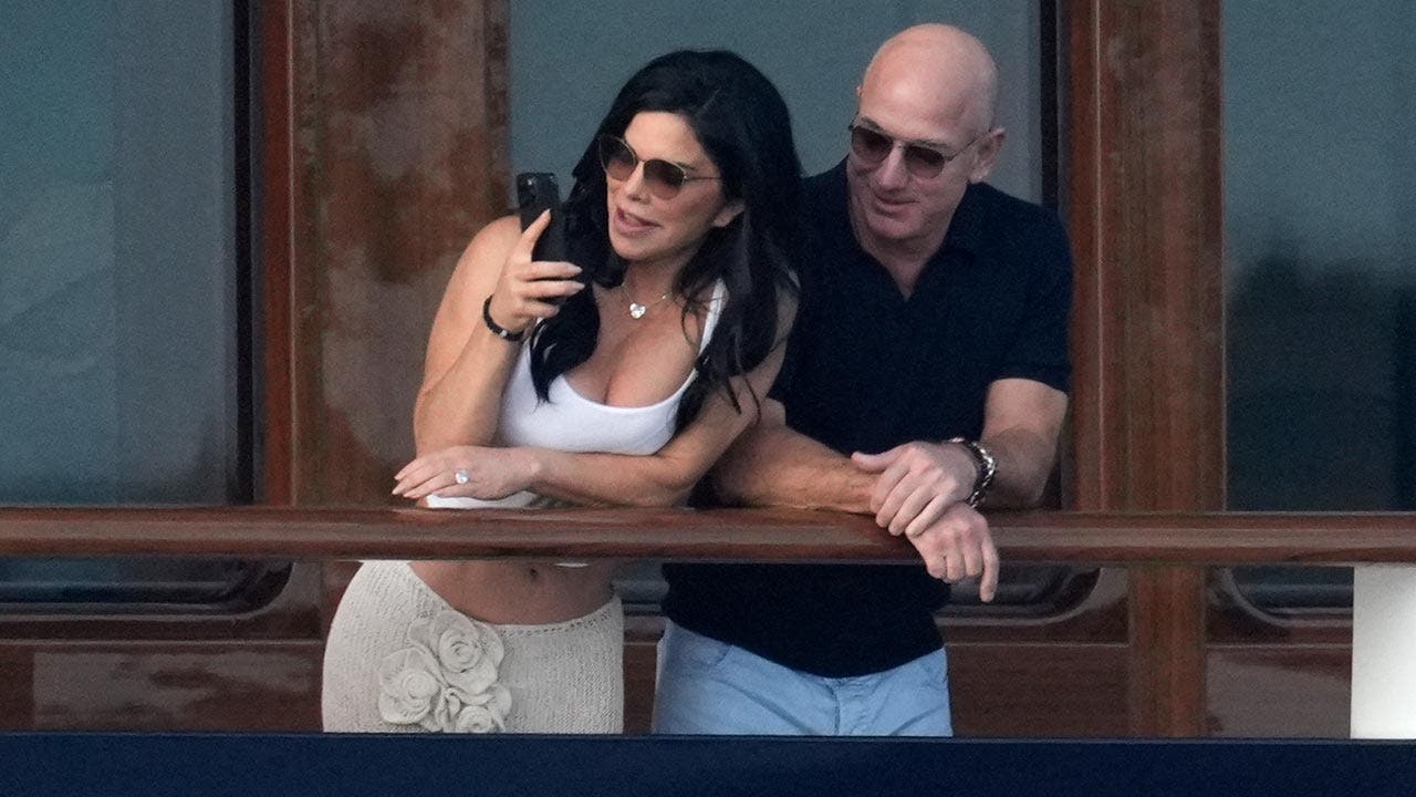 Jeff-Bezos-Lauren-Sanchez-Engagement-Ring.jpg