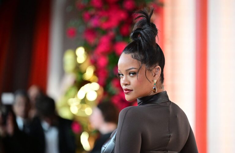 Rihanna-Shares-Sultry-Maternity-Photos-From-Pregnancy-With-Baby-RZA-scaled.jpg