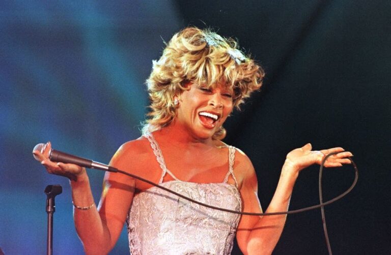 tina-turner-onstage-1997.jpg