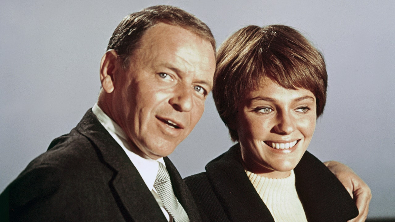 Frank_Sinatra_Jacqueline_Bisset.jpg