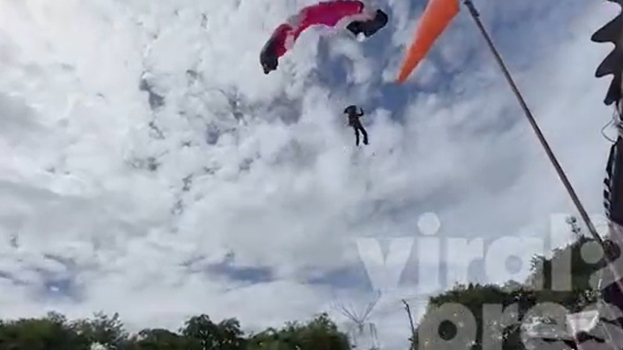 Paraglider-tourist-Thailand.jpg