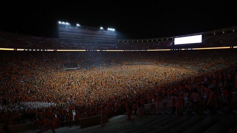 Tennessee-Vols-fans-rush-field.jpg