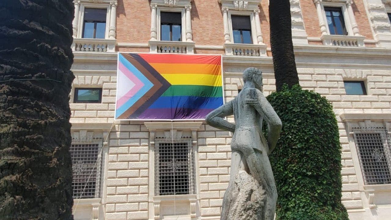 US-embassy-Vatican-pride-flag-e1685723715302.jpg