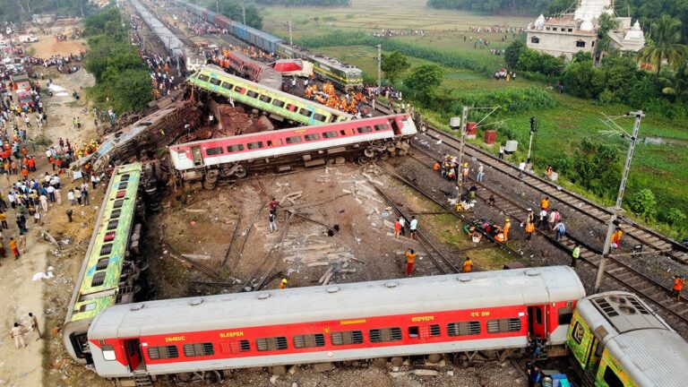 india-train-crash-rescue-5.jpg