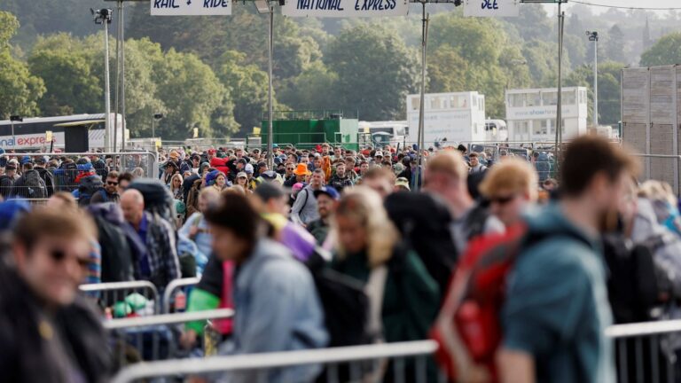 skynews-glastonbury-queues_6194323.jpg