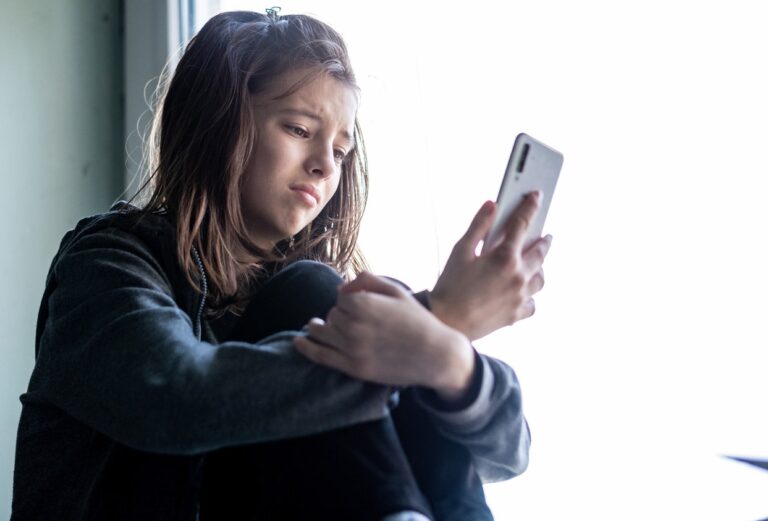 teen-girl-depressed-on-phone.jpg