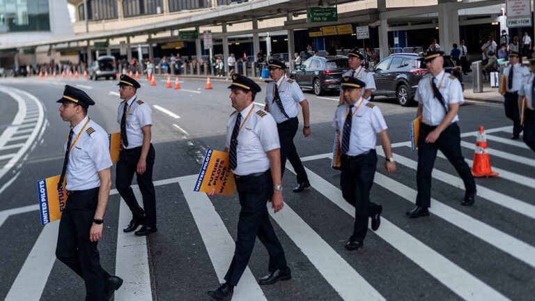 united-airlines-pilots-picket.jpg