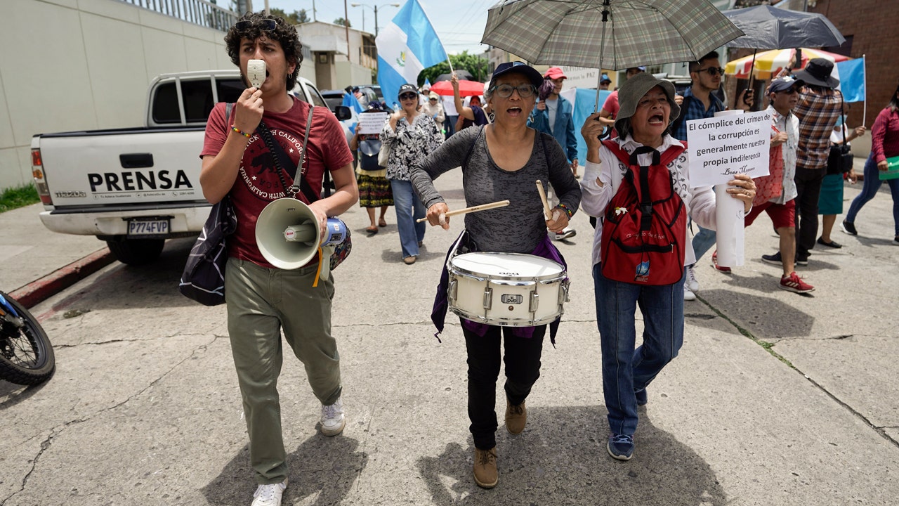 56d4c8f6-guatemala_protestors.jpg