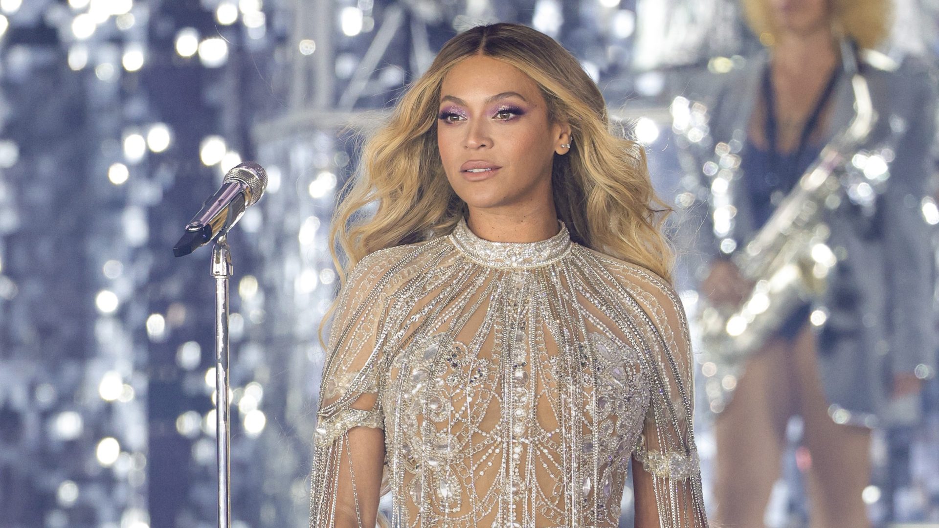 Beyonce-Unveils-Mystery-Parfum-Available-For-Pre-Order-In-US-Canada-scaled.jpg