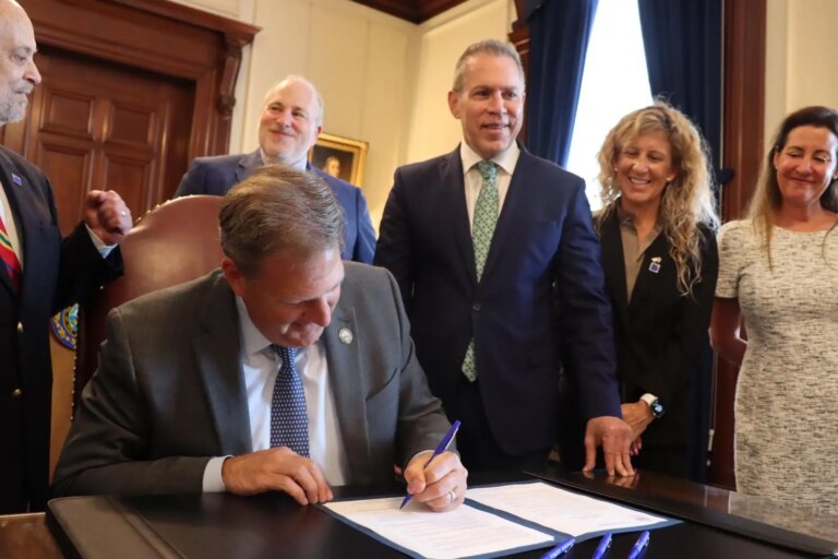 Sununu-anti-BDS-signing.jpeg