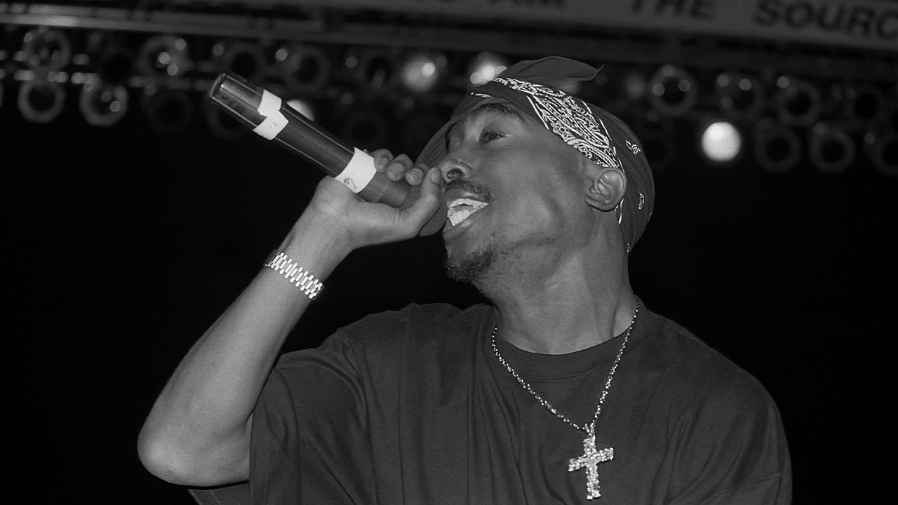 Tupac-Shakur-performing.jpg