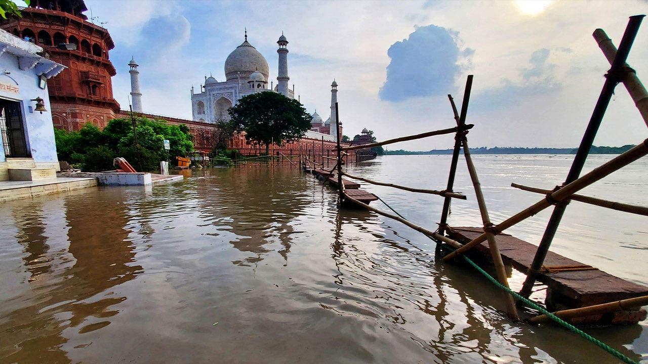 flood-taj-mahal.jpg