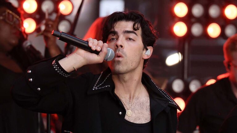 joe-jonas-performing.jpg