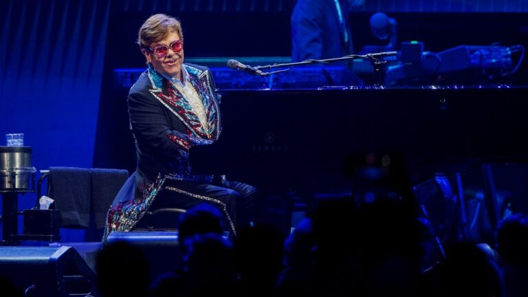 skynews-elton-john-sweden_6212923.jpg