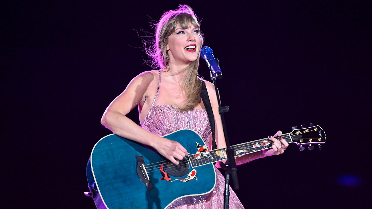 taylor-swift-blue-guitar.jpg