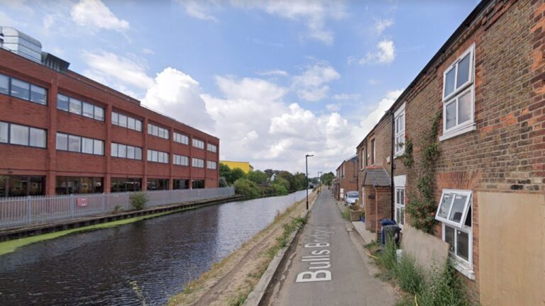 Bulls-Bridge-Road-Canal-Southall.jpg