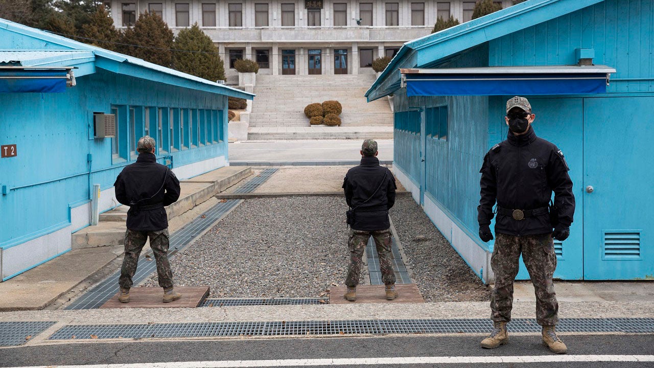 Korea-DMZ-soldiers.jpg