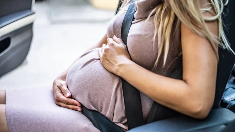 pregnant-woman-in-car.jpg