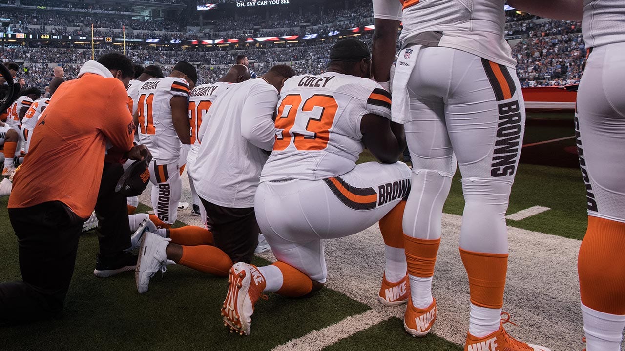 Browns-players-kneel.jpg