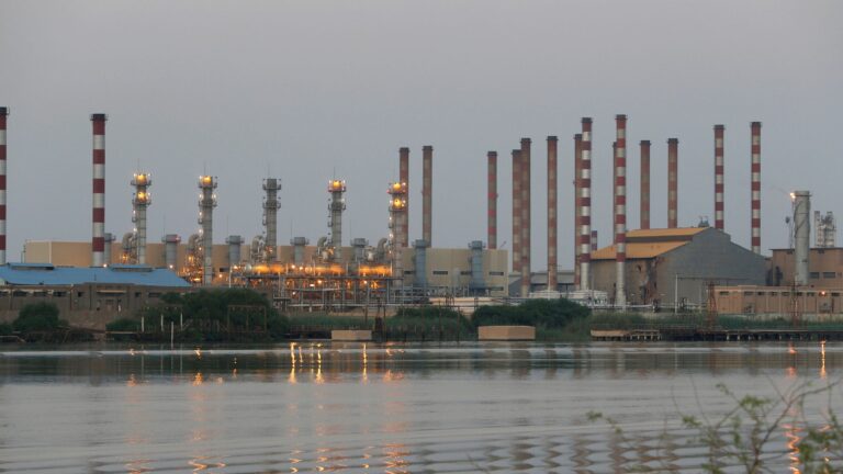 Iran-oil-refinery.jpg