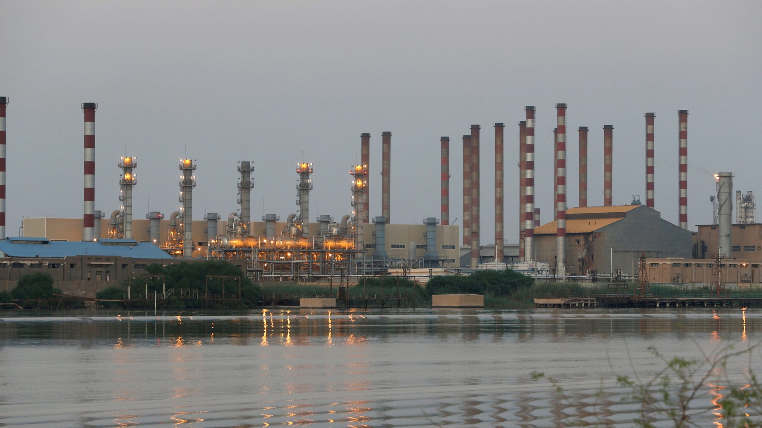 Iran-oil-refinery.jpg