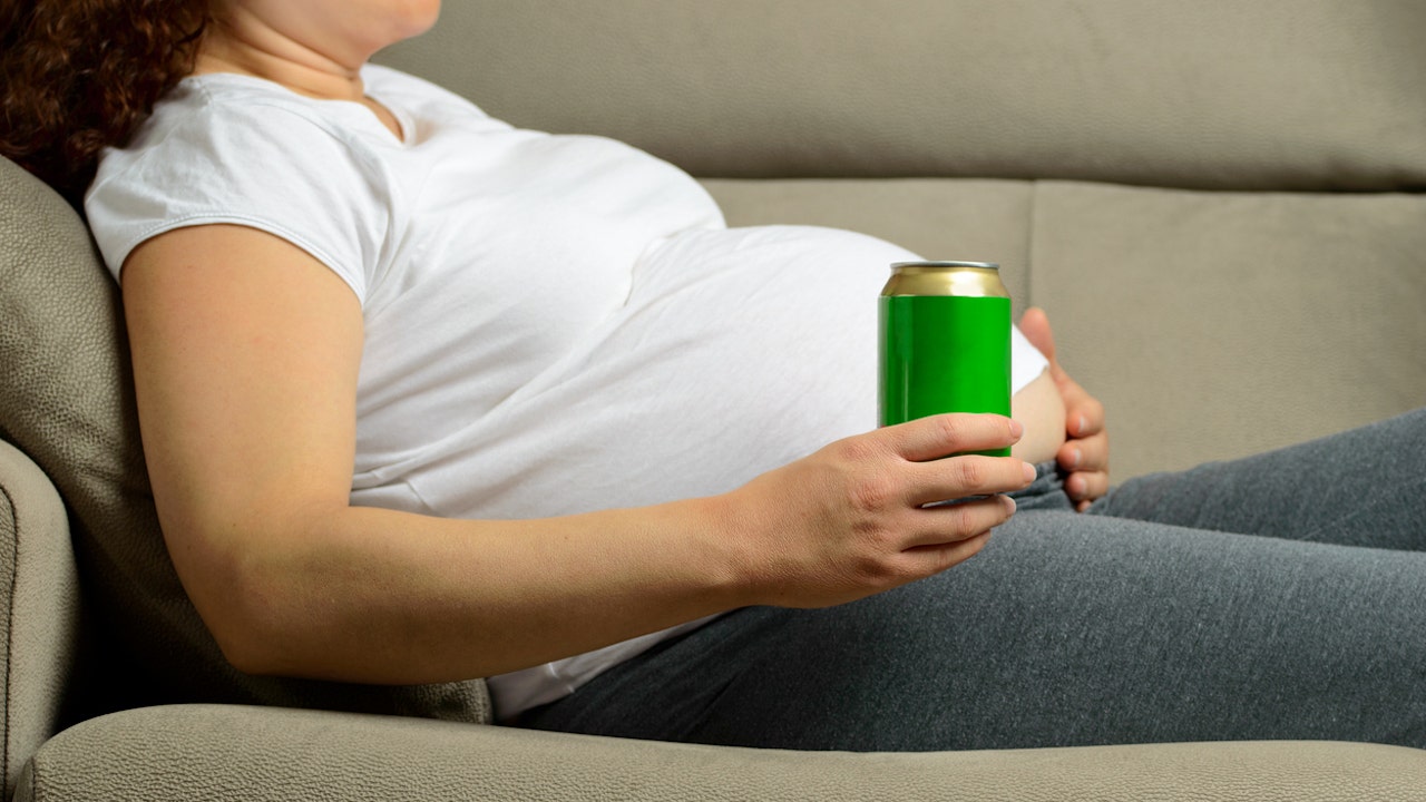 pregnant-woman-diet-soda.jpg