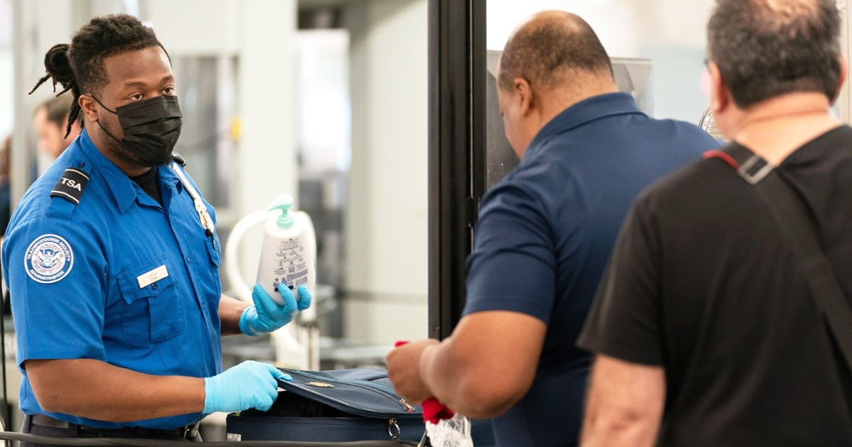 231023-atlanta-tsa-agent-security-airport-ac-1057p-a7f79d.jpg