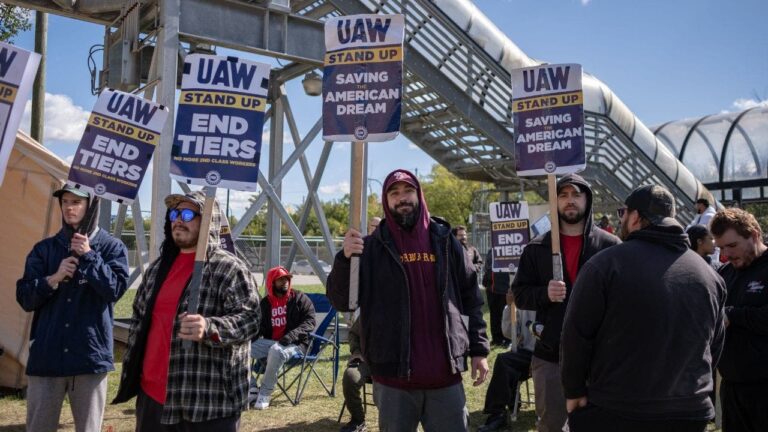 526037f3-uaw-strike.jpg