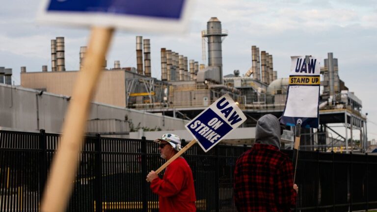 UAW-Strike-GettyImages-1677709269.jpg