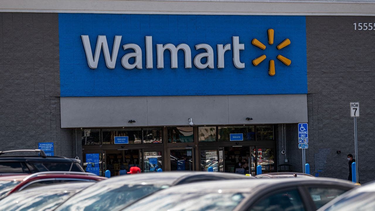 Walmart-Store-GettyImages-1602297721.jpg