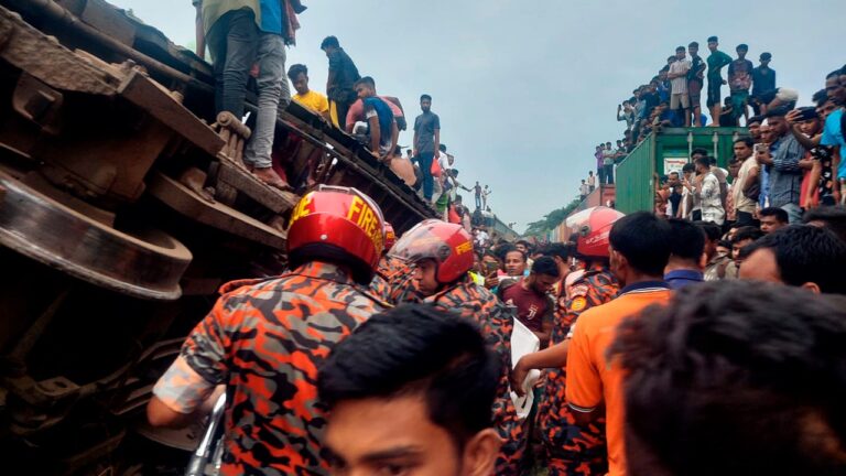 bangladesh_train_wreck.jpg