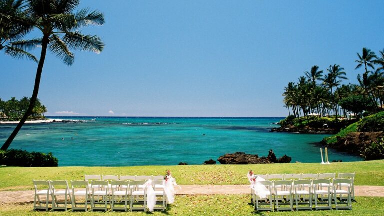 iStock-172230895-resized-maui-wedding-set-facing-ocean.jpg