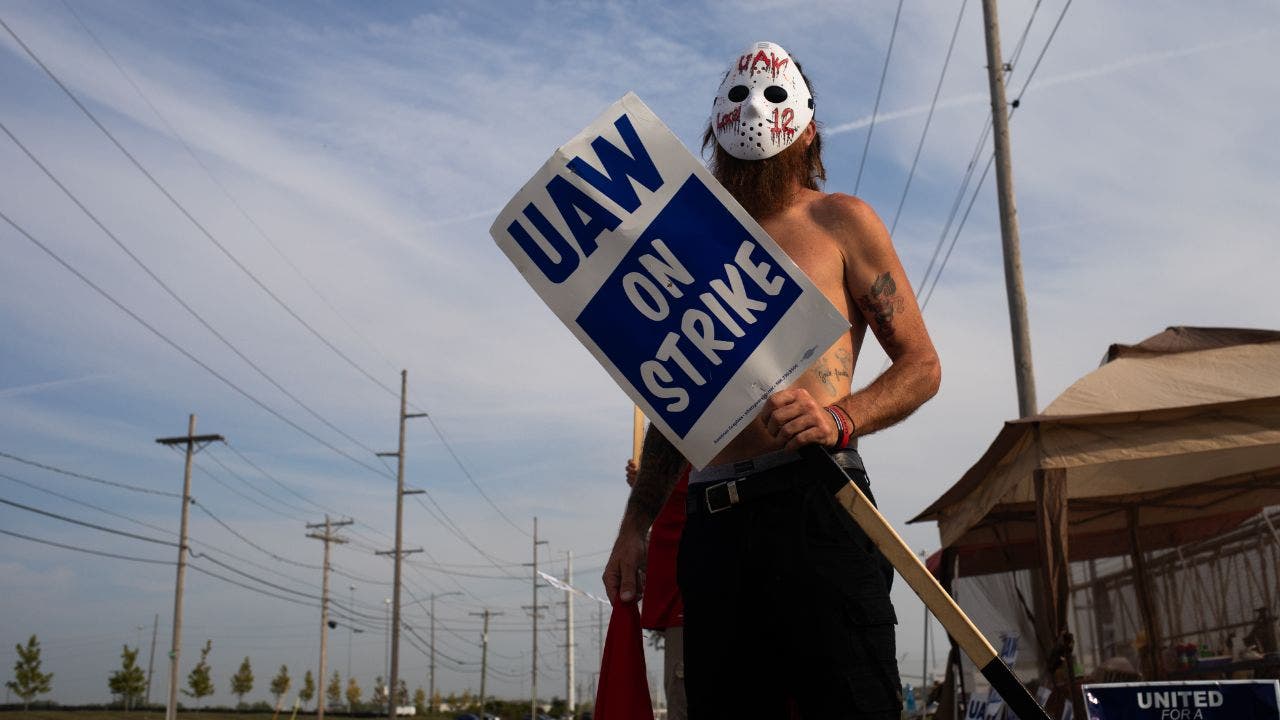 uaw-striking-worker.jpg