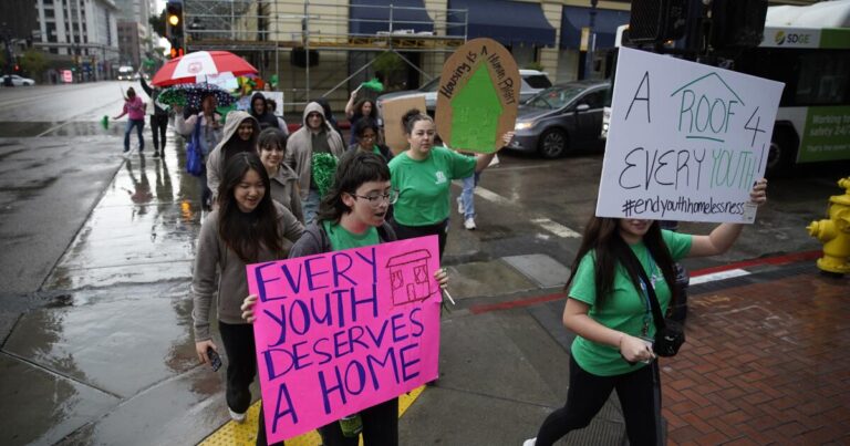 1375096-sd-me-homeless-youth-rally-at107.jpg