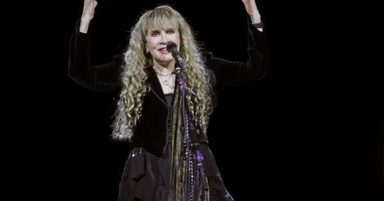 1380646-sd-et-stevienicks-review-006.jpg