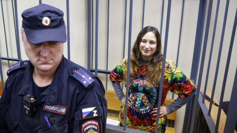 Artist-Skochilenko-charged-with-discrediting-Russian-army-appears-in-court.jpg