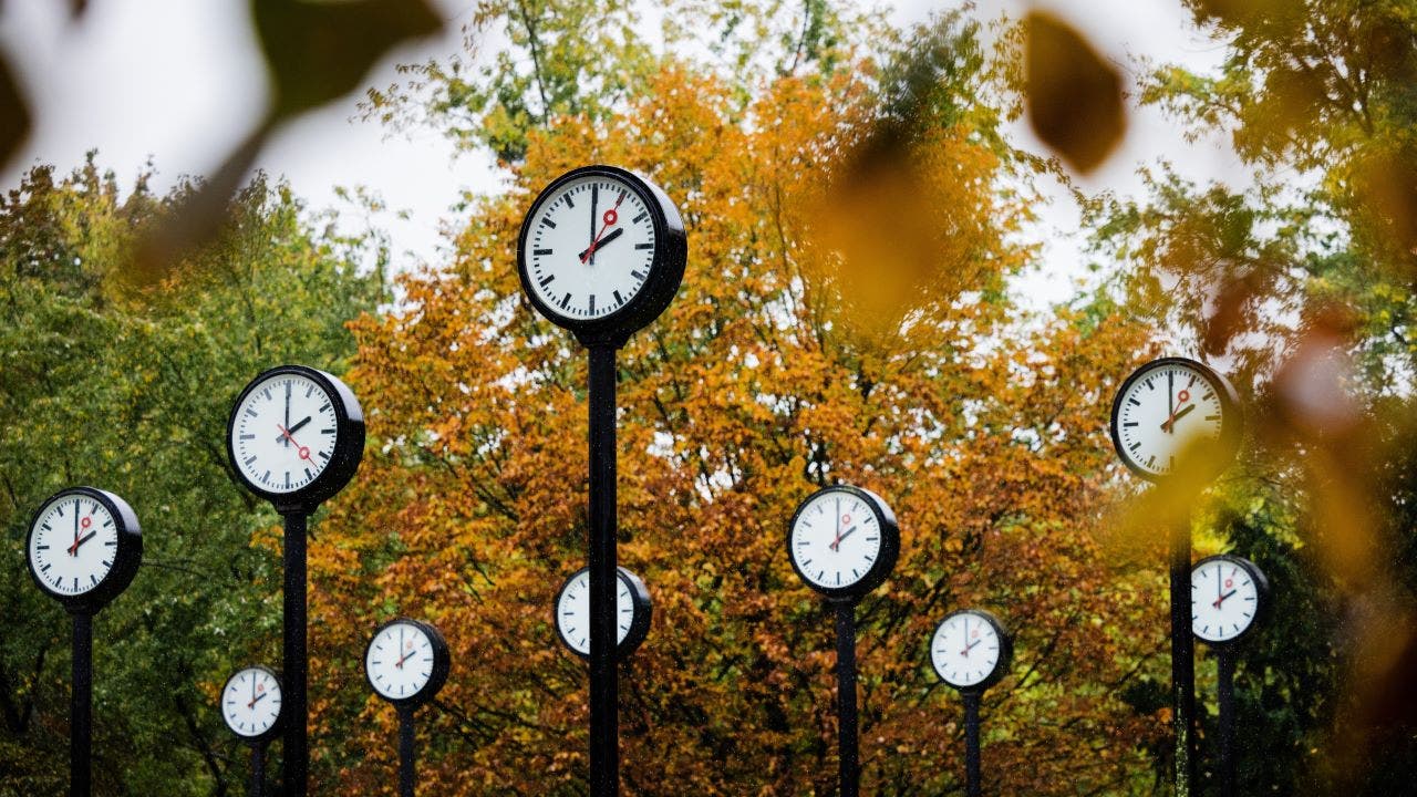 Clocks-Fall-GettyImages-1745433111.jpg