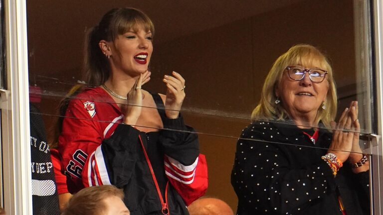 Taylor_Swift_Donna_Kelce.jpg