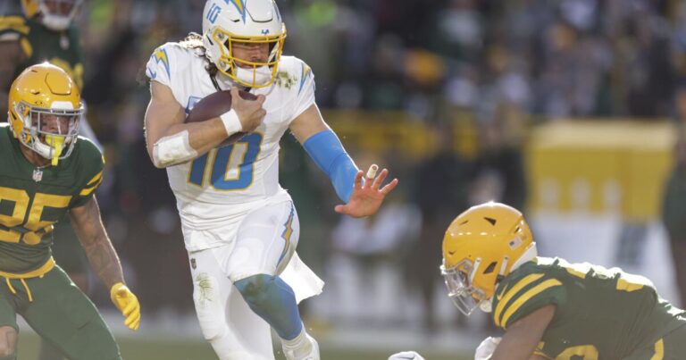 chargers-packers-football-93044.jpg