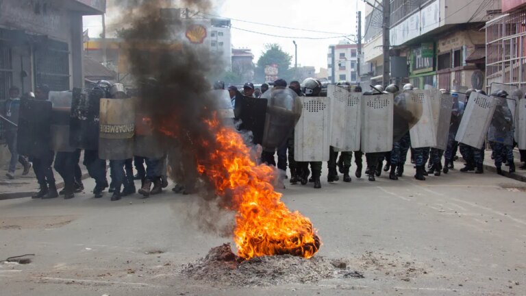 madagascar_riot_police.jpg