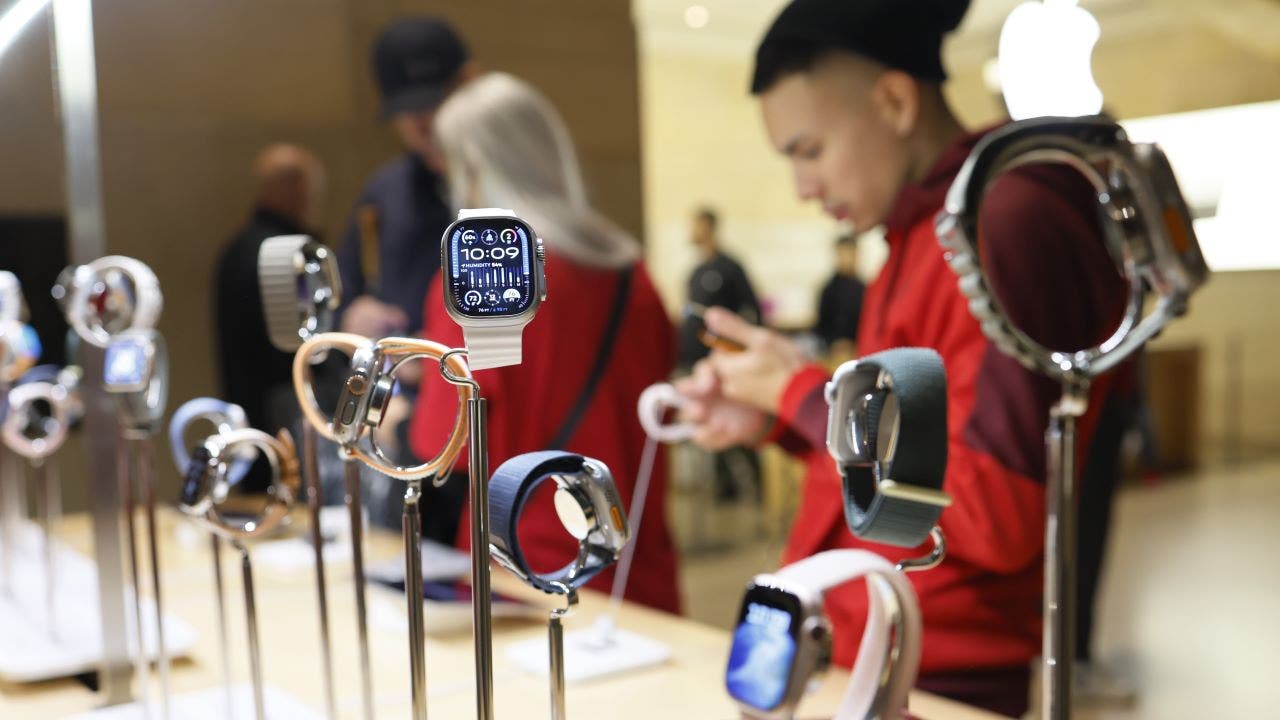 Apple-Watch-GettyImages-1865311475.jpg