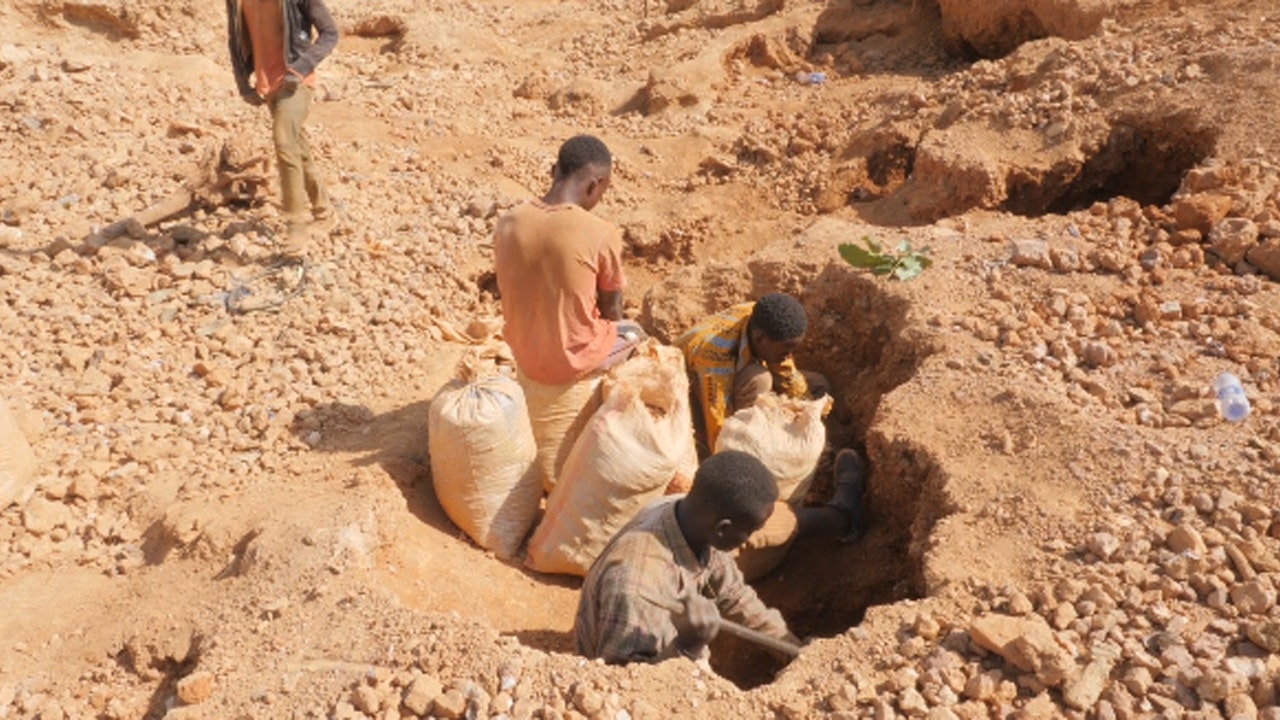 Boys-mining-for-cobalt.jpg