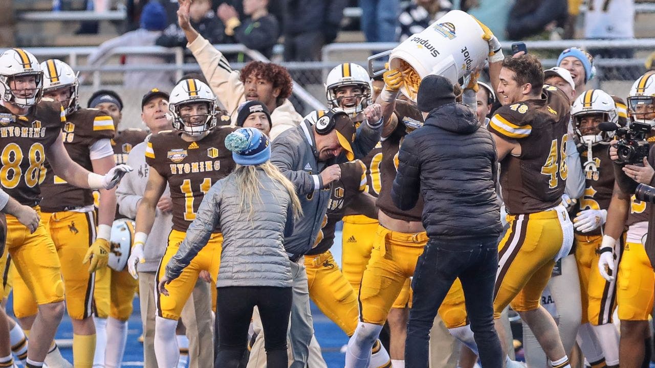 Famous-Idaho-Potato-Bowl-French-Fry-Bath-GettyImages-1237371710.jpg