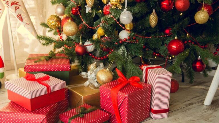 Presents-Christmas-Tree-iStock.jpg