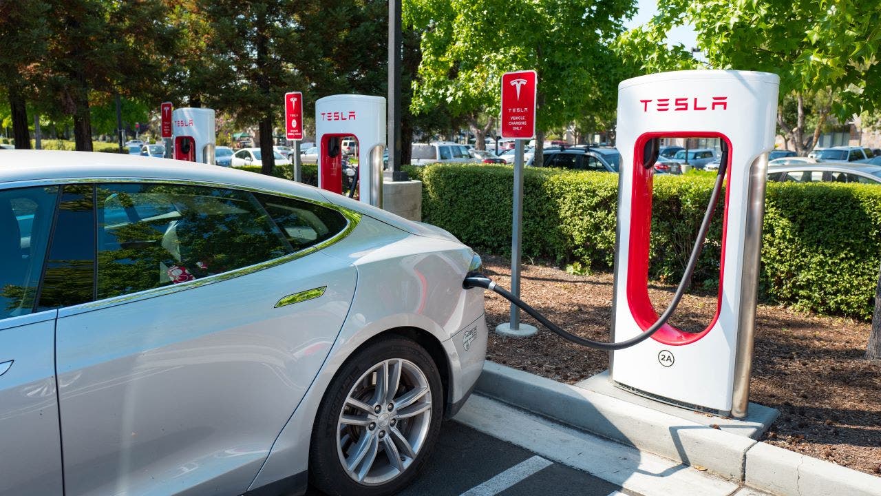 Tesla-Supercharger-GettyImages-597435754.jpg