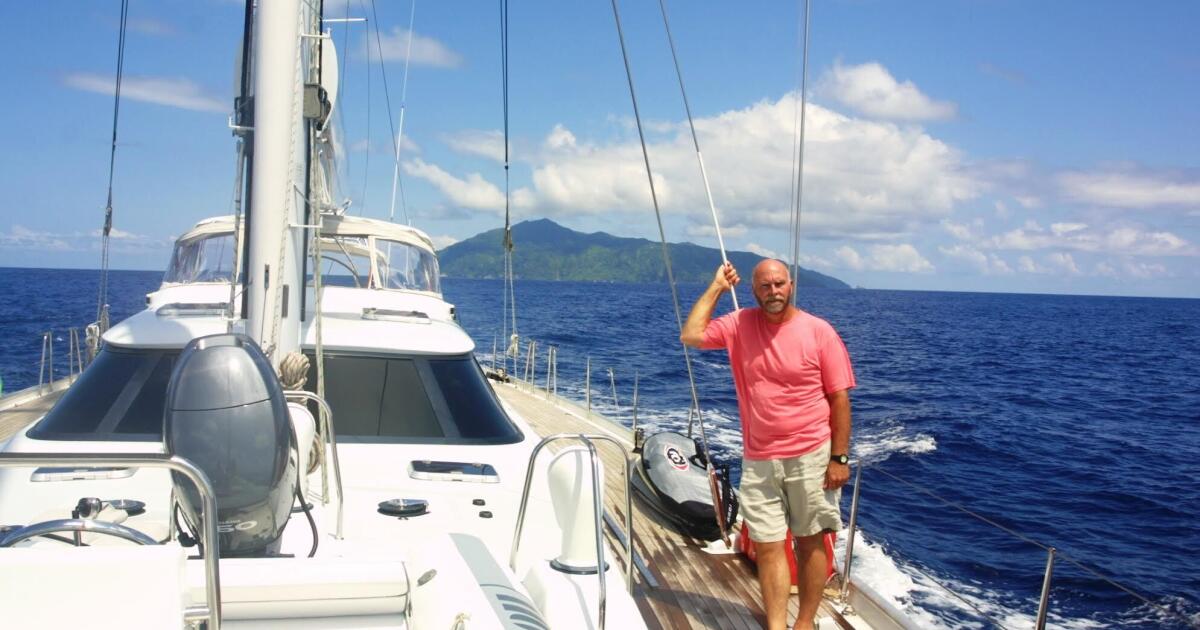 craig-venter-on-sorcerer-ii-off-the-coast-of-tahiti.jpg