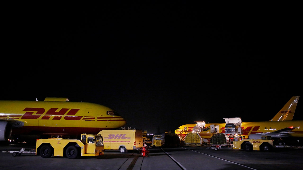 dhl-planes-nighttime.jpg