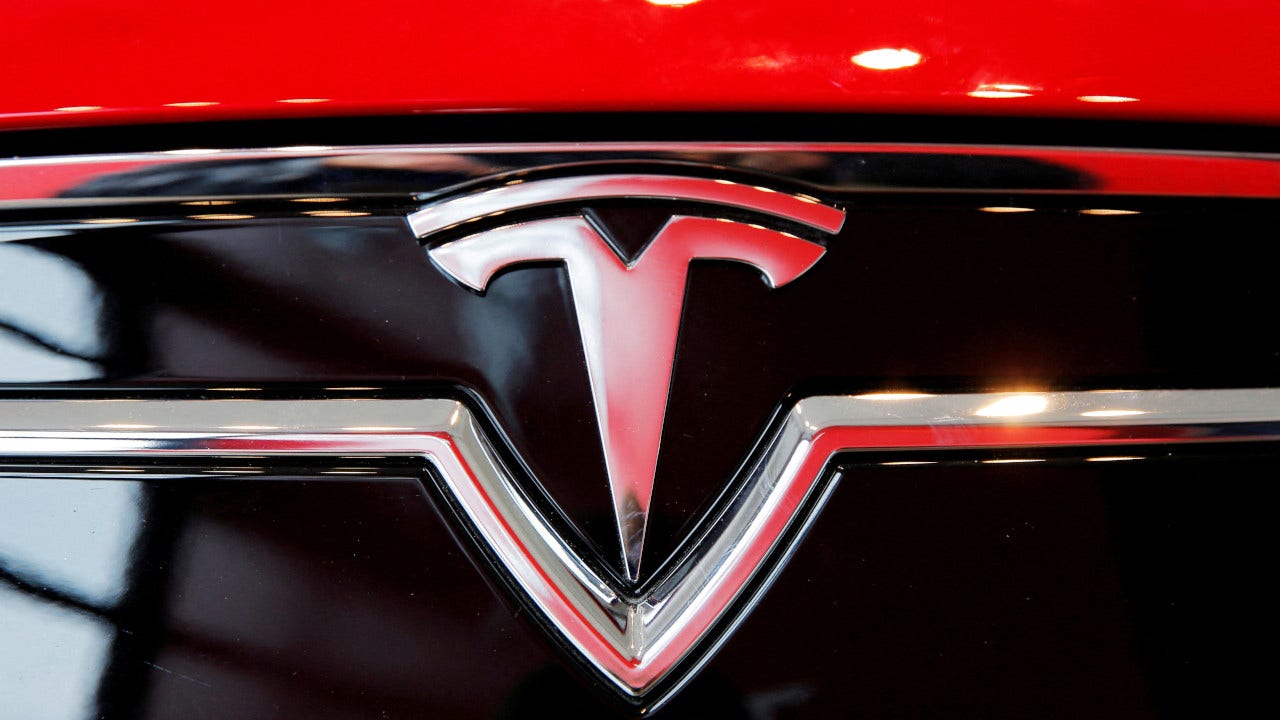 tesla-logo-model-S.jpg