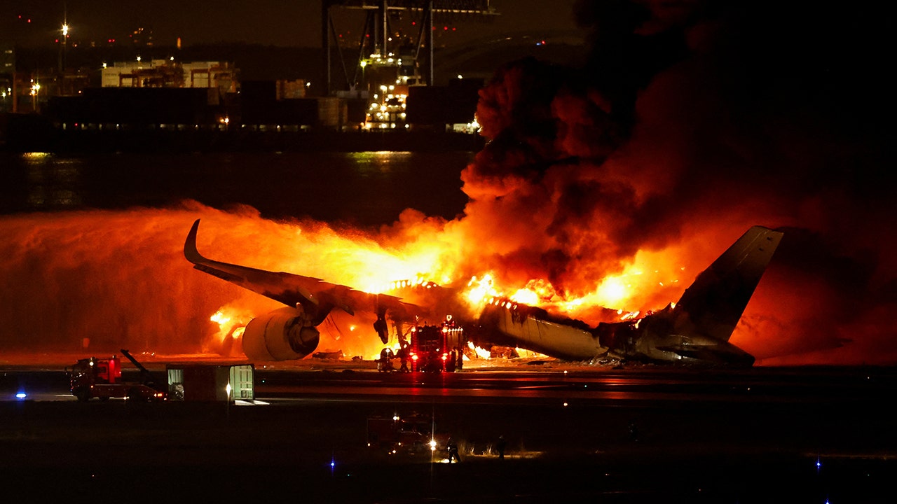 2024-01-02T101027Z_498296598_RC2M95ASCLY2_RTRMADP_3_JAPAN-AIRPORT-FIRE.jpg