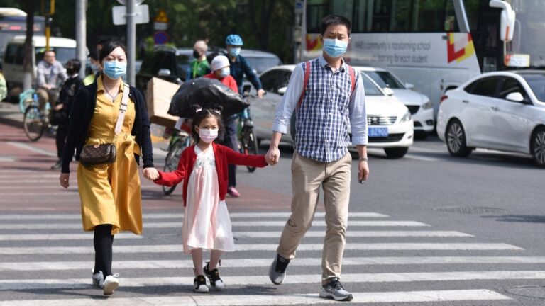 Chinese-family-walks.jpg